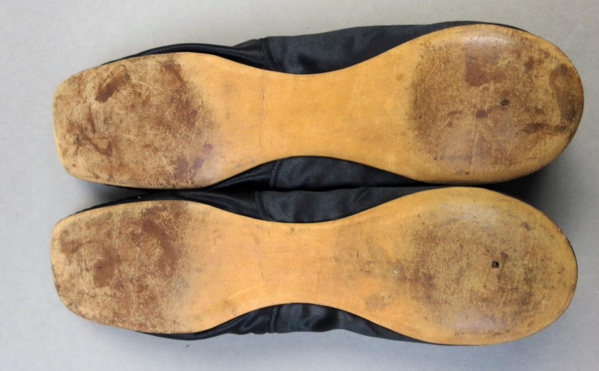 1994.0107.088.005 A-B Shoe, Soles