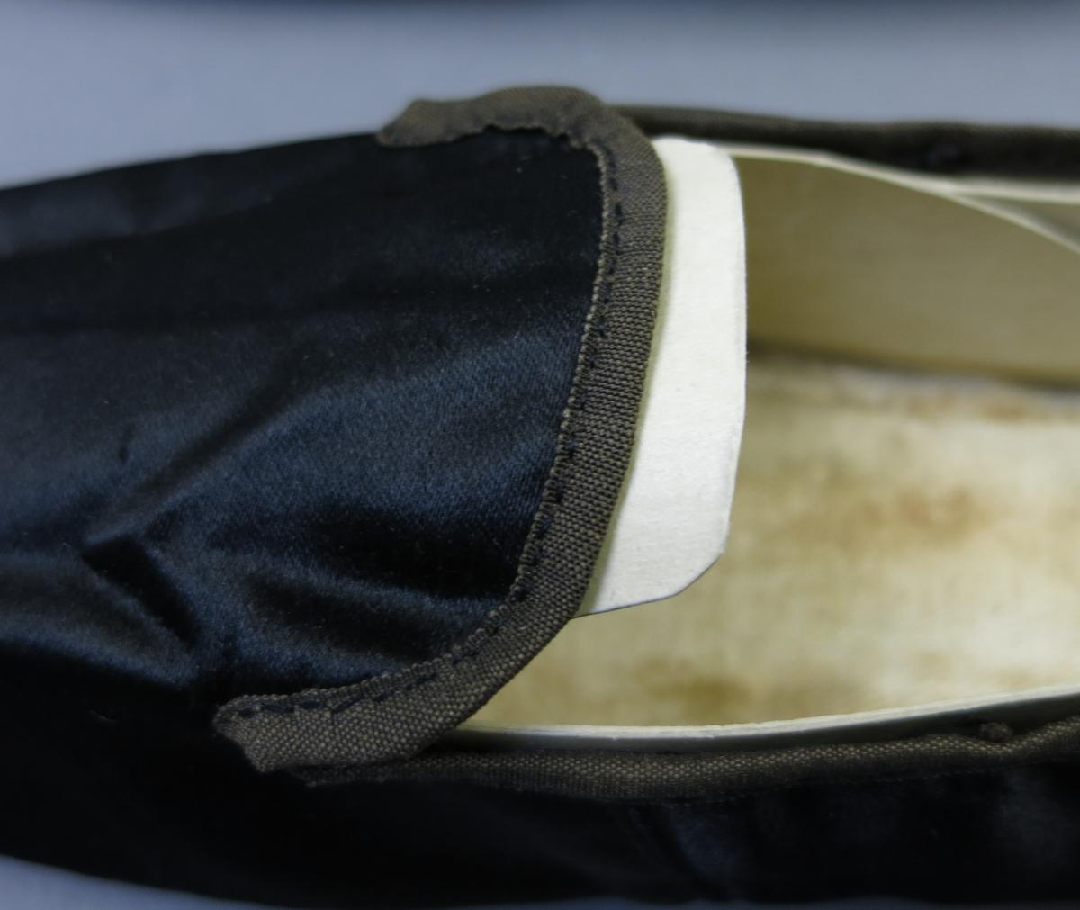 1994.0107.088.005 A Shoe, Trim