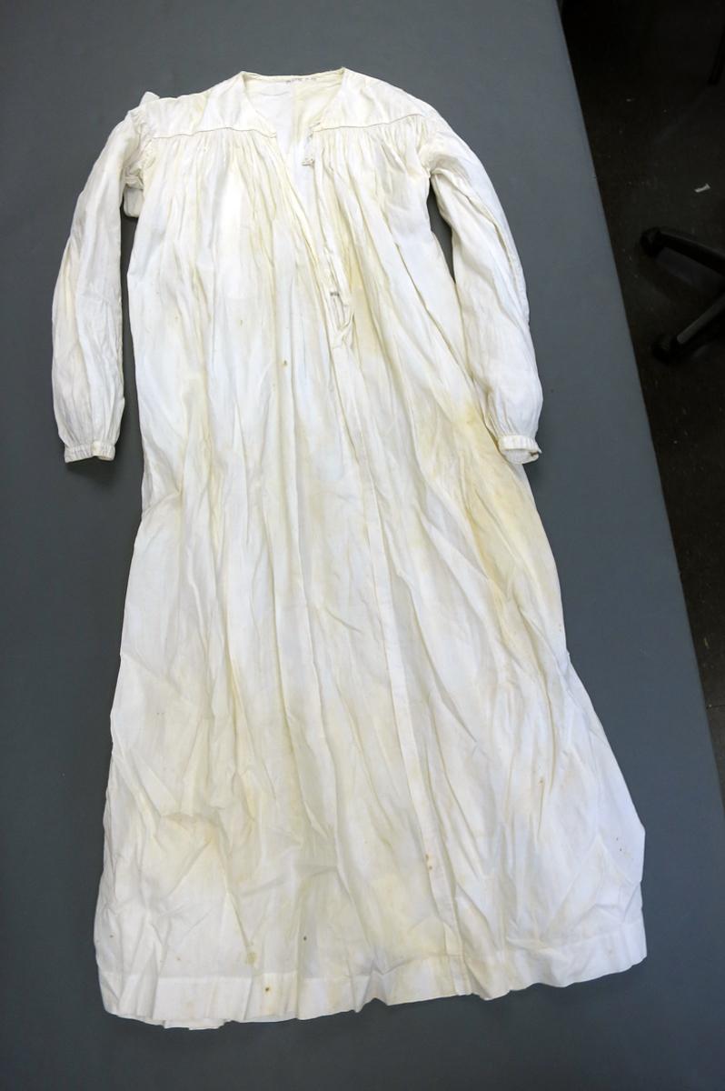 1994.0107.092 Gown, View 1