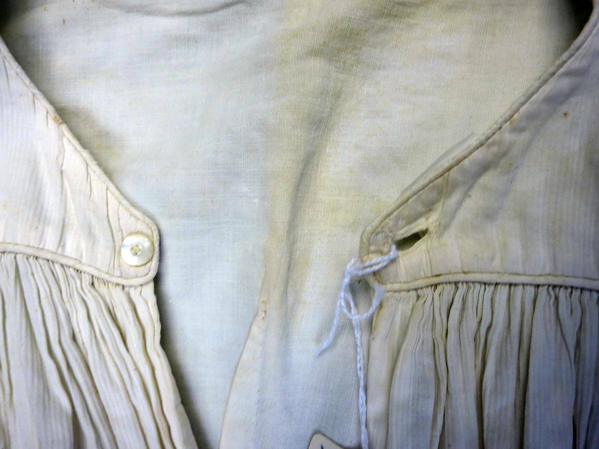 1994.0107.092 Gown, Button