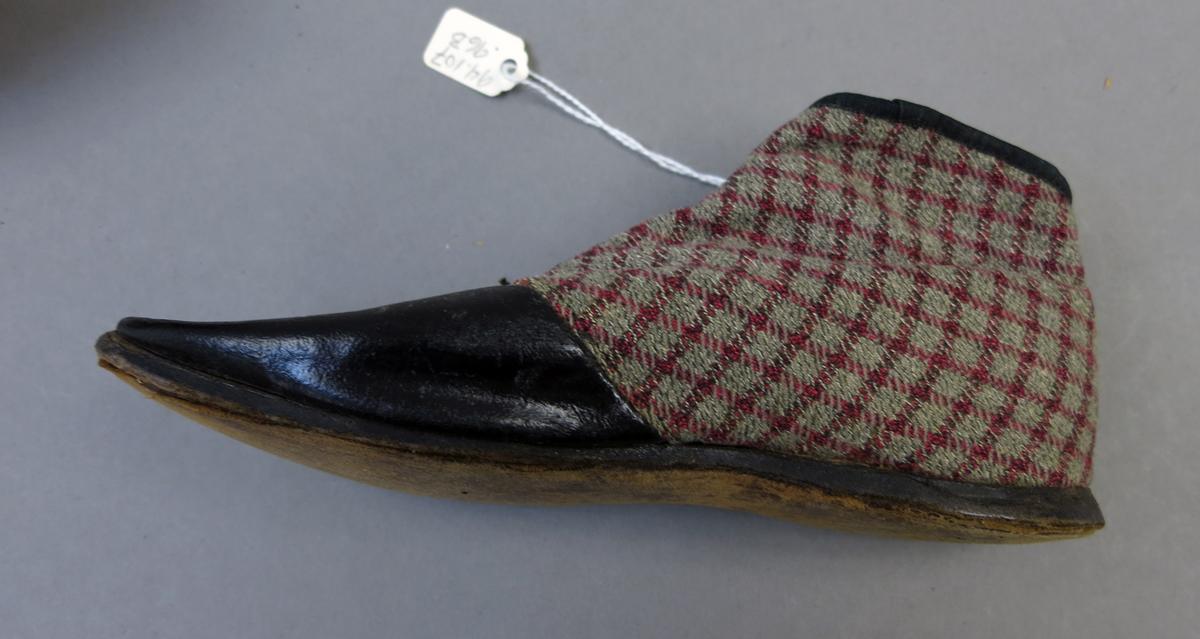 1994.0107.096 B Shoe, Side
