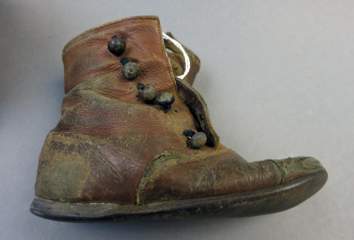 1994.0107.097 B Shoe, Buttons