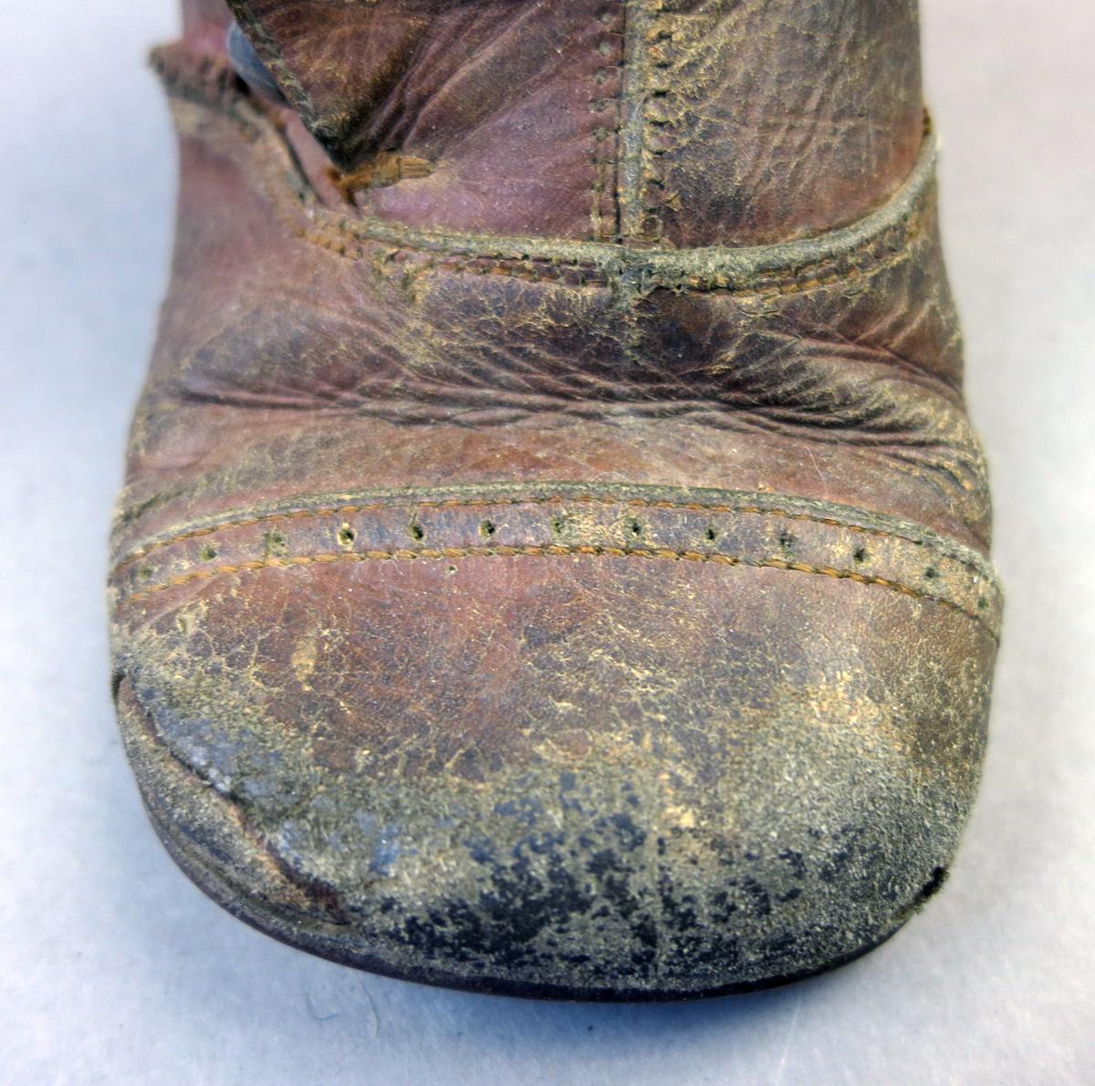 1994.0107.097 A Shoe, Toe