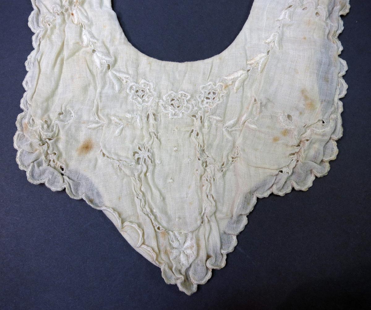 1994.0107.109 Collar, Detail