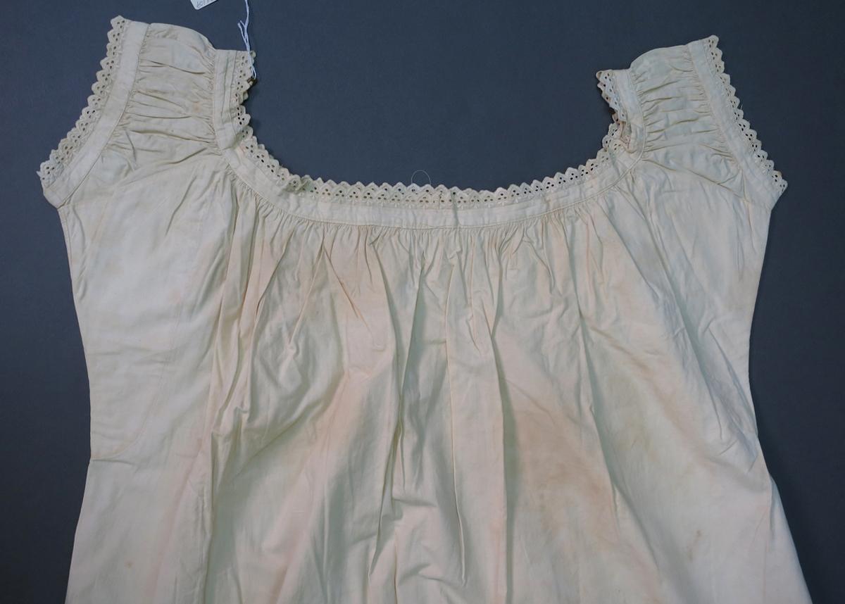 1994.0107.116 Shift or nightgown, Neckline