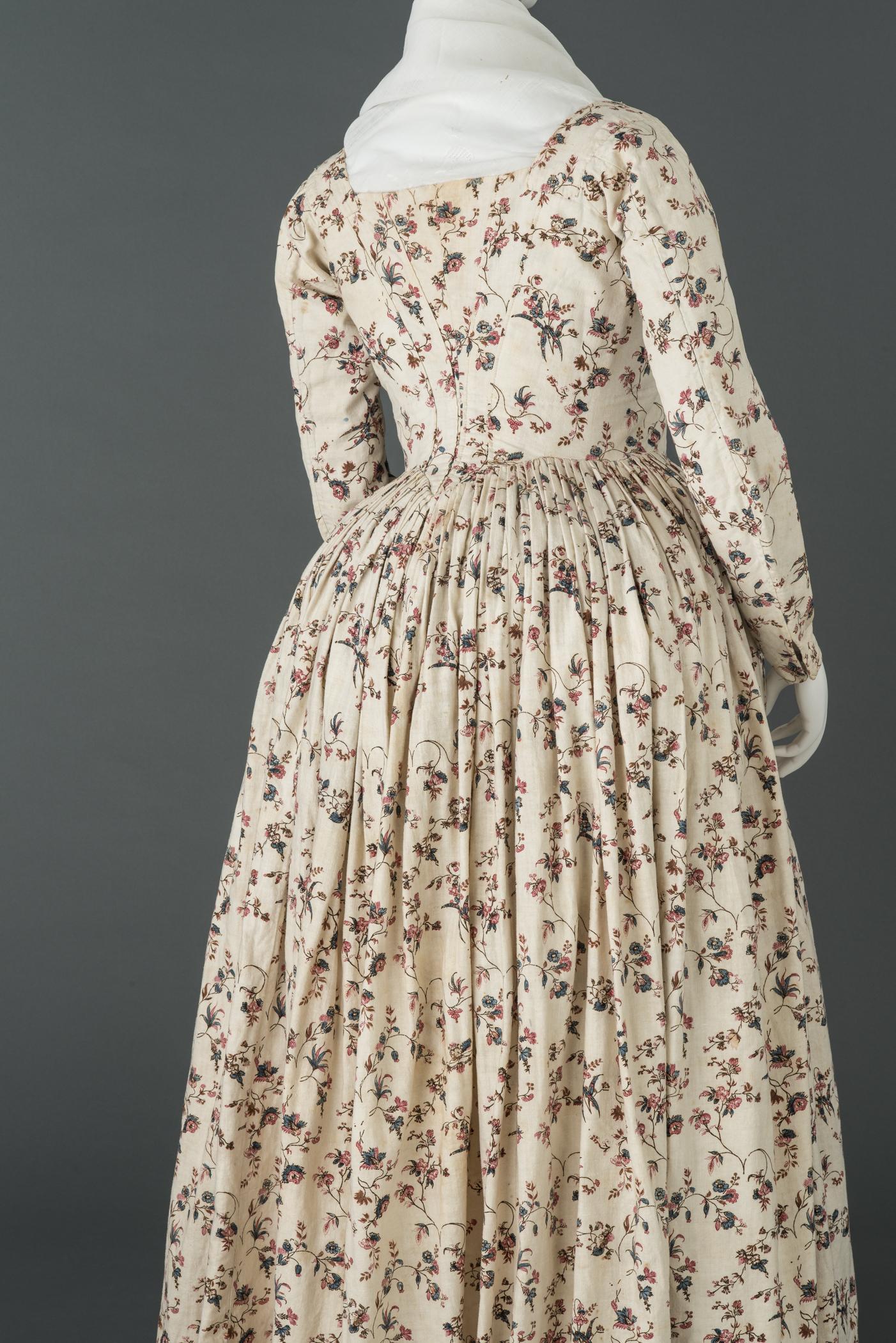 1994.0108 Dress, on mannequin, detail 1
