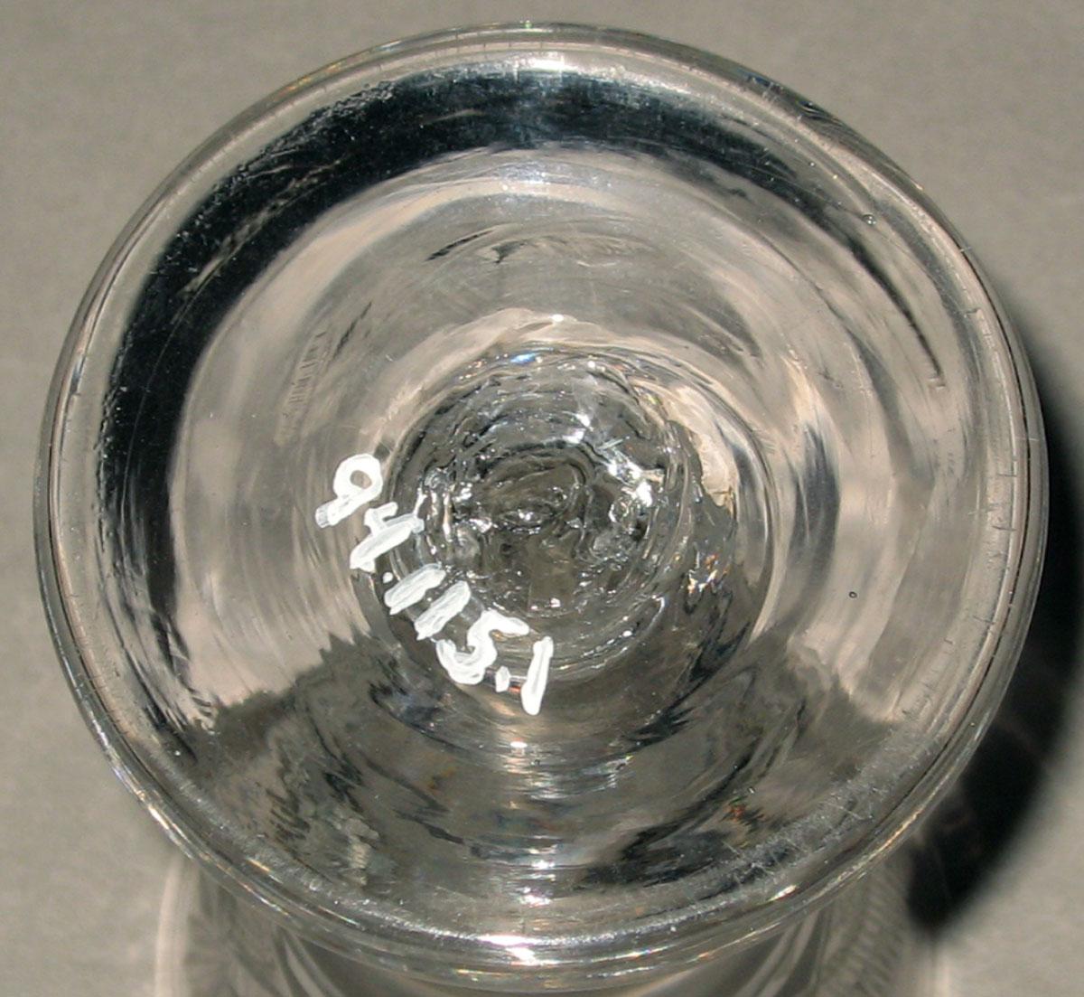 1994.0115.001 Glass wineglass (underside)