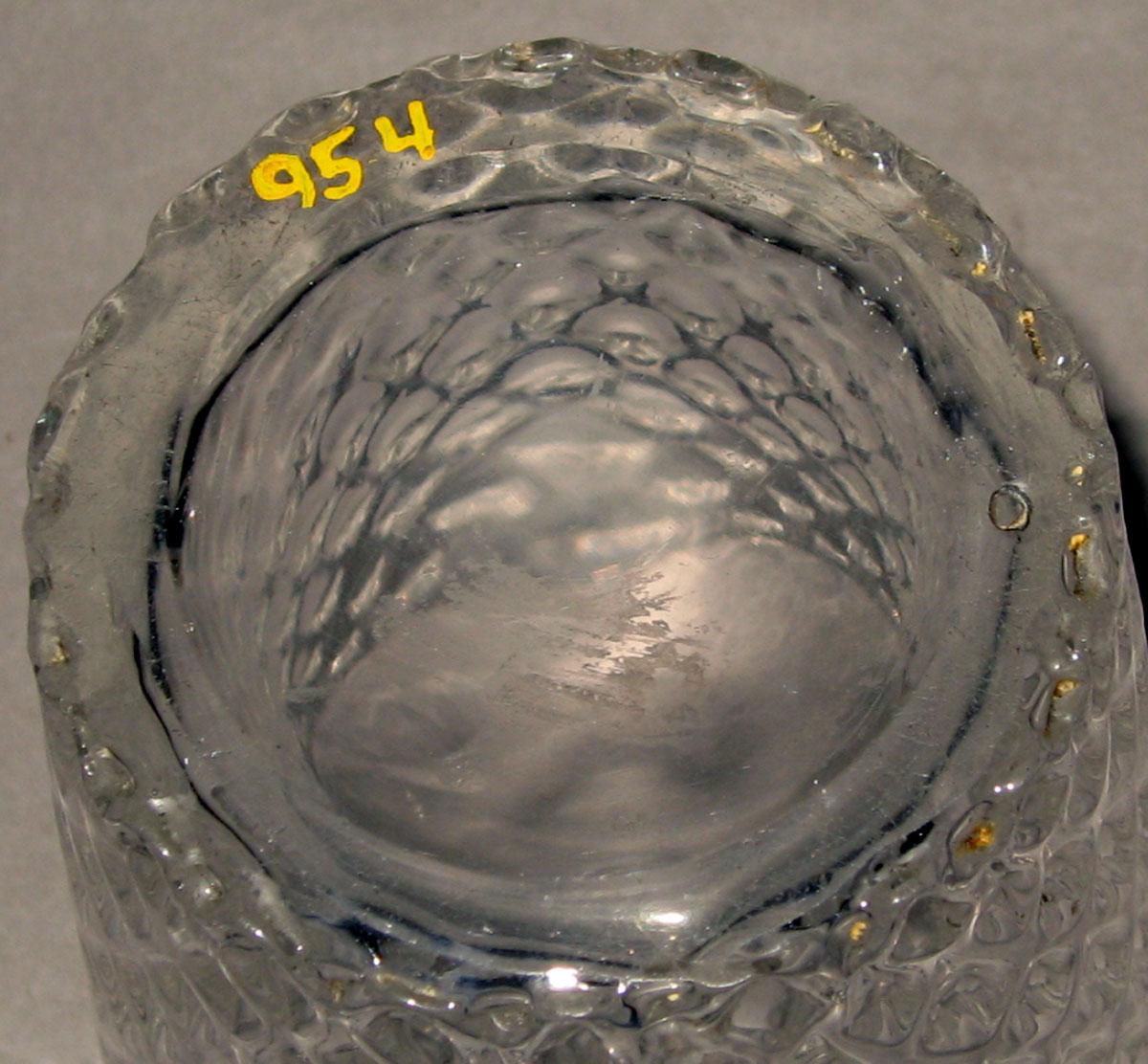 1995.0004 Glass tumbler (underside)
