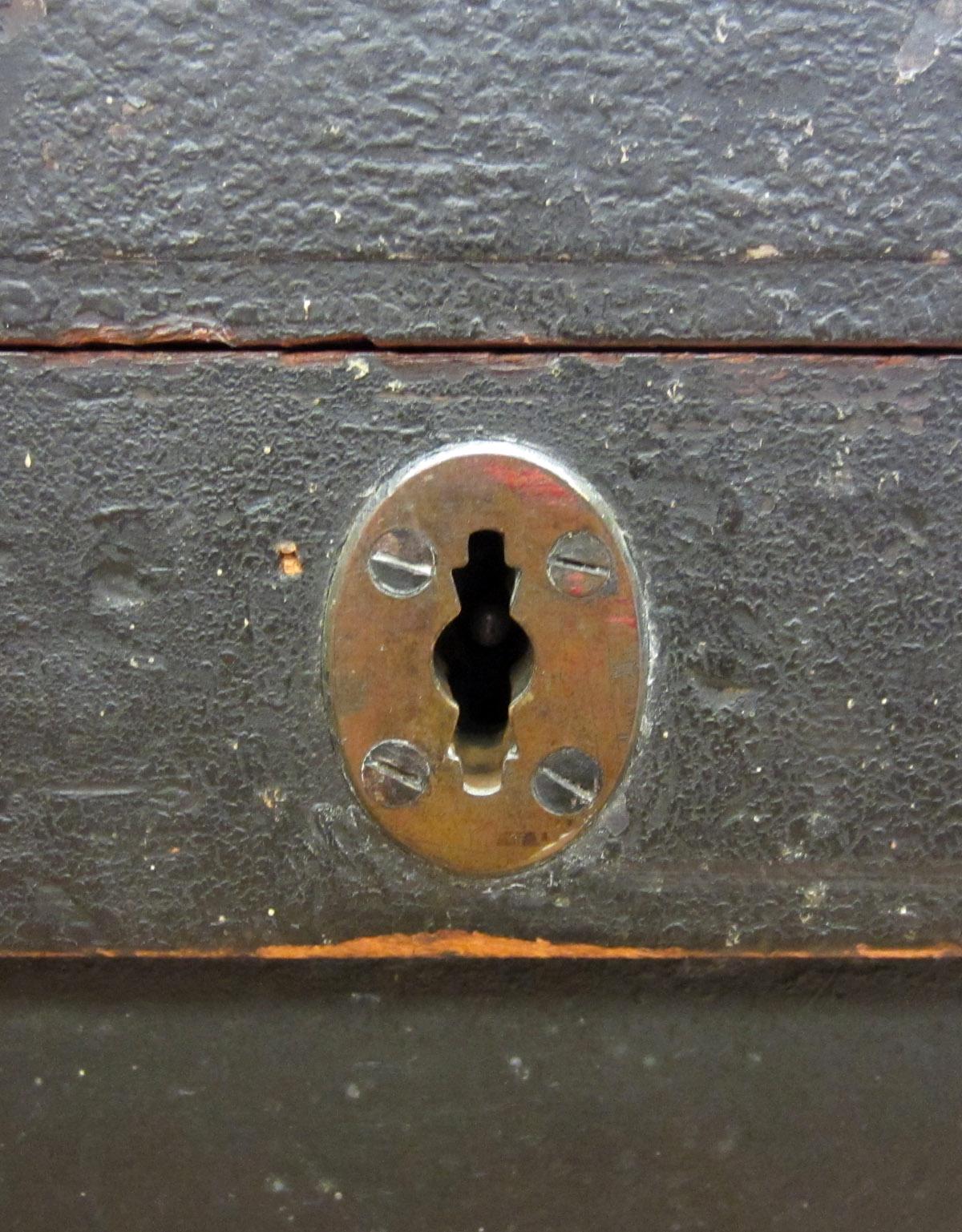 1995.0006.001 Tool box, Escutcheon