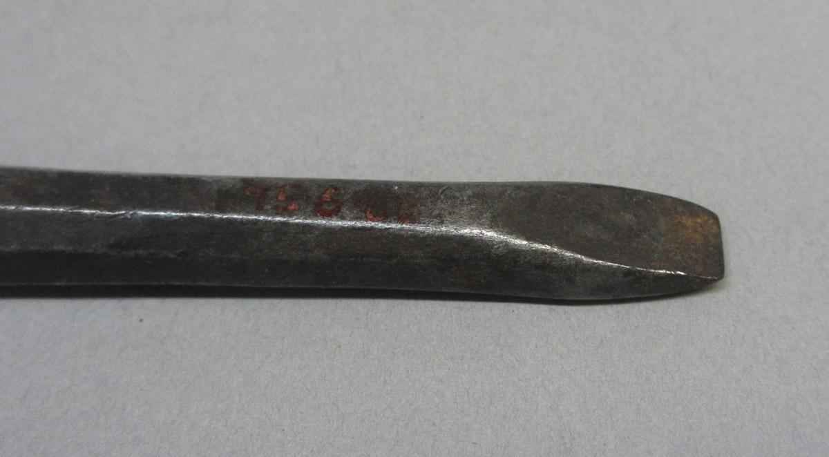 1995.0006.066 Cold chisel, tip detail view