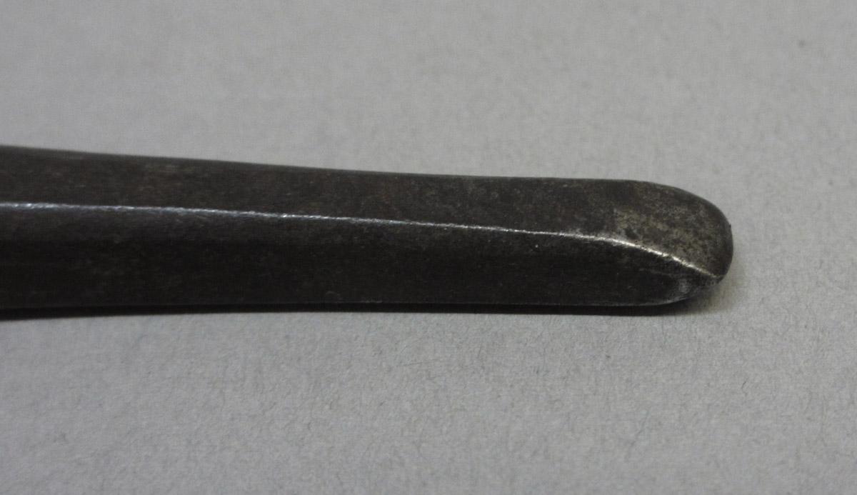 1995.0006.067 Cold chisel, tip detail view