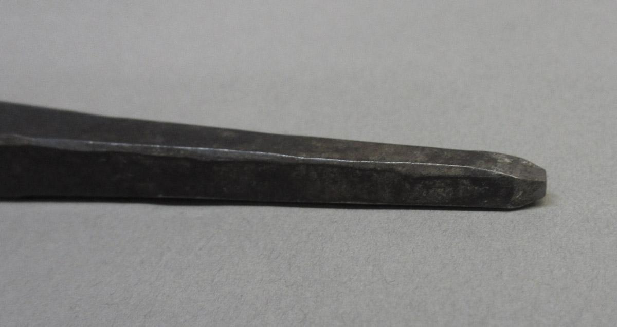 1995.0006.068 Flooring punch chisel, tip detail view