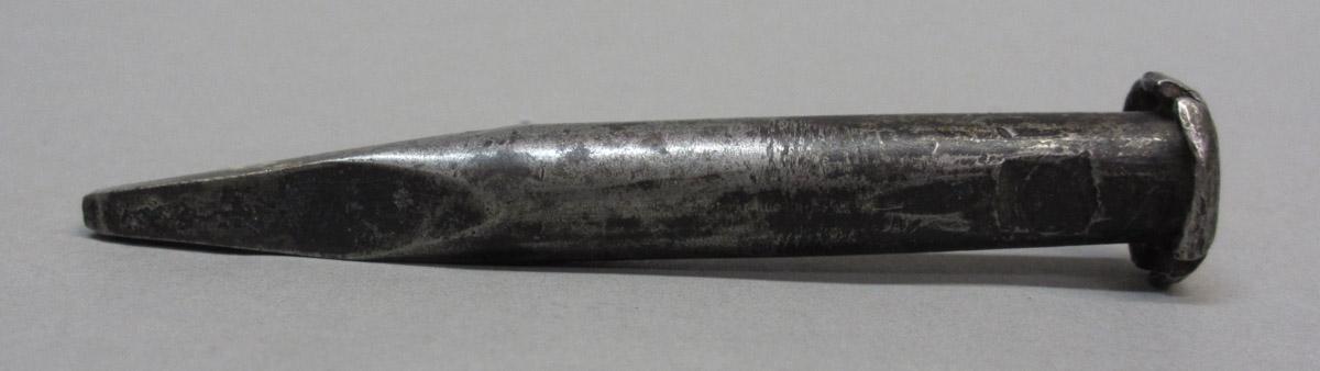 1995.0006.070 Flooring punch chisel, angle view