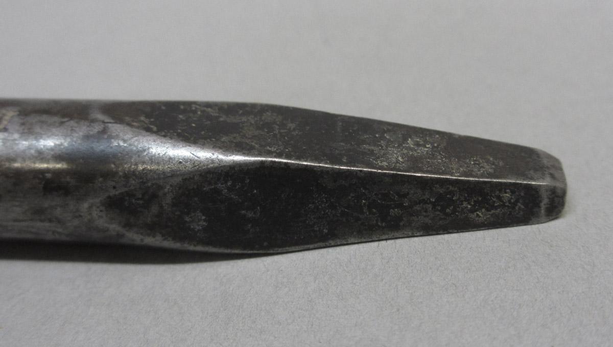 1995.0006.070 Flooring punch chisel, tip detail view