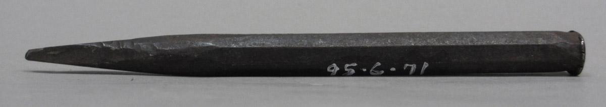 1995.0006.071 Flooring punch chisel, angle view