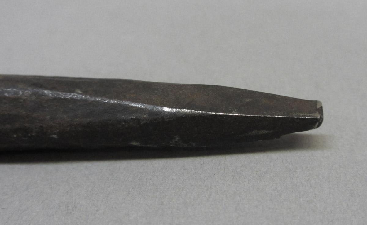 1995.0006.071 Flooring punch chisel, tip detail view