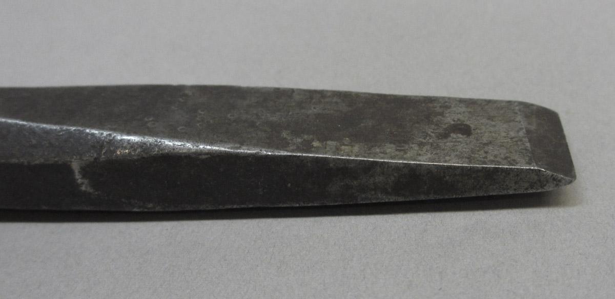 1995.0006.073 Cold chisel, tip detail view