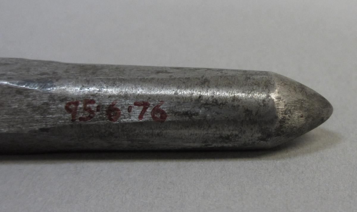 1995.0006.076 Center punch chisel, tip detail view