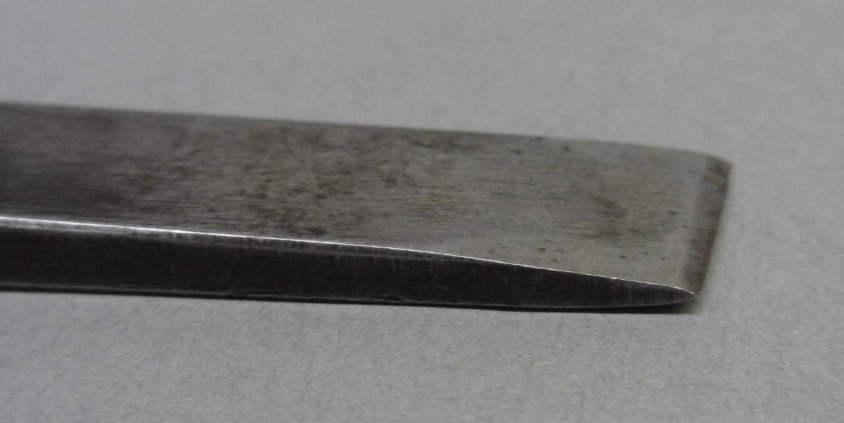 1995.0006.086 Skew carving chisel, tip detail