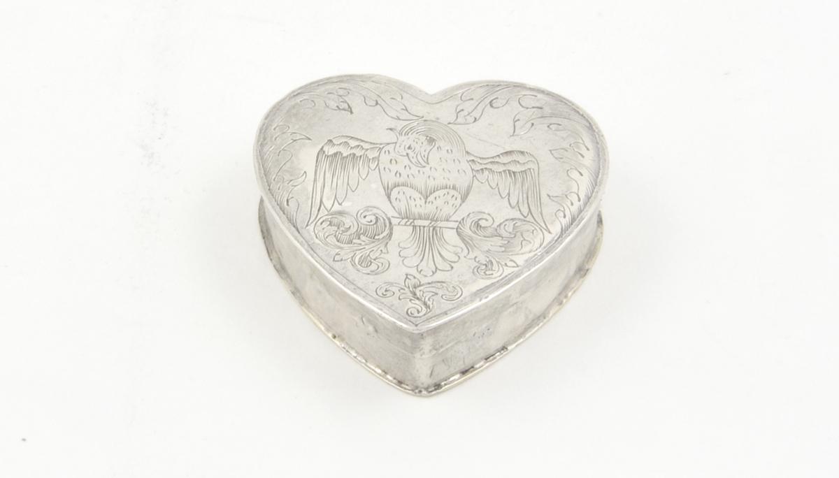 1958.0117 A, B Snuff Box, View 2