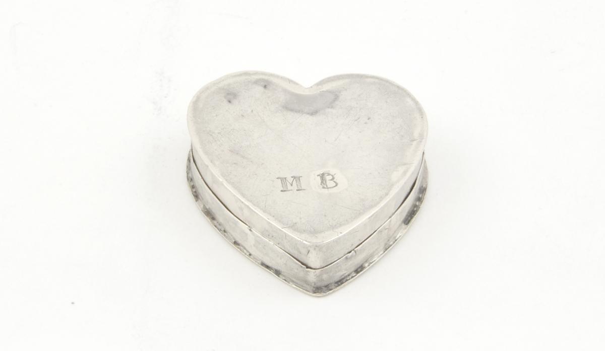 1958.0117 A, B Snuff Box, View 2 Underside