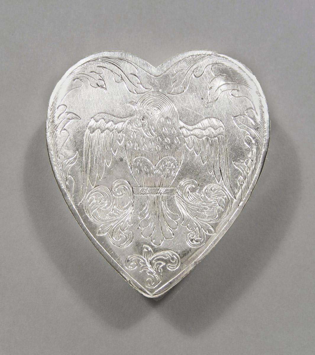 1958.0117 A, B Snuff box. upper surface
