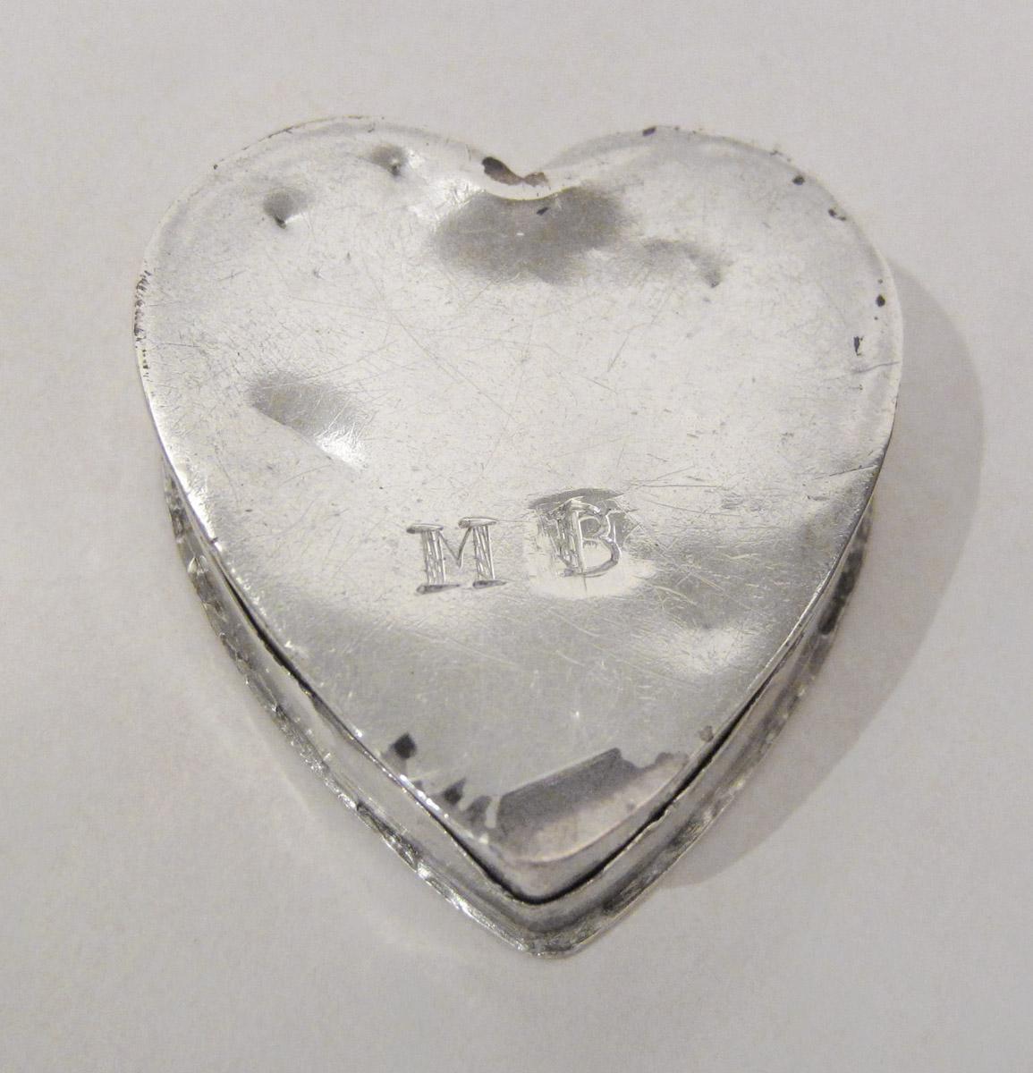 1958.0117 A, B Snuff box, underside