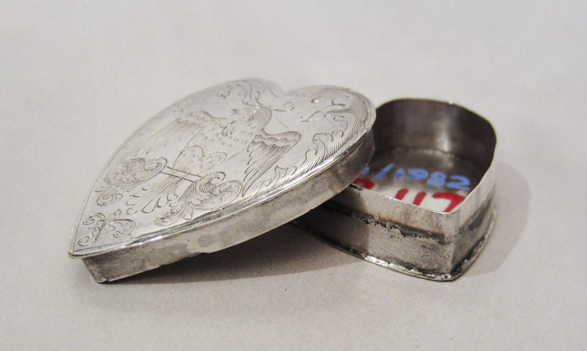 1958.0117 A, B Snuff box, open