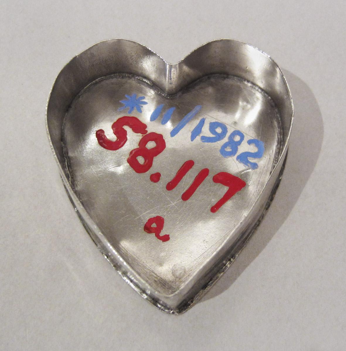 1958.0117 A Snuff box, interior