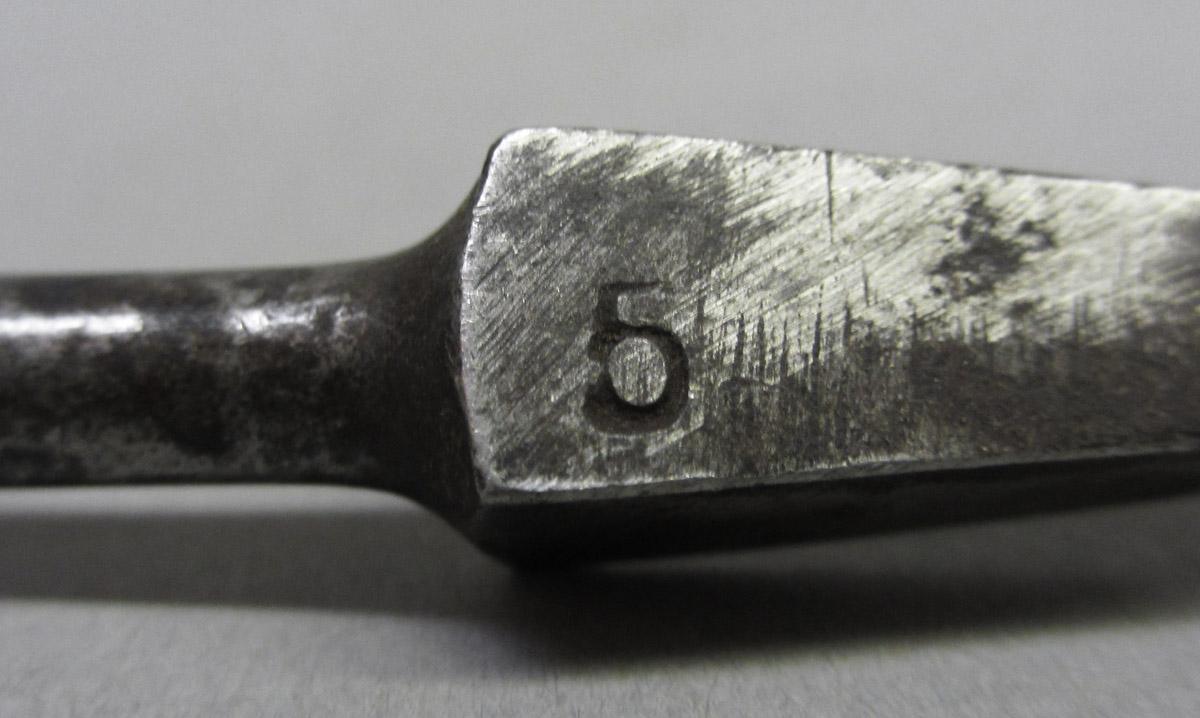 1995.0006.163 Single twist auger bit, mark detail