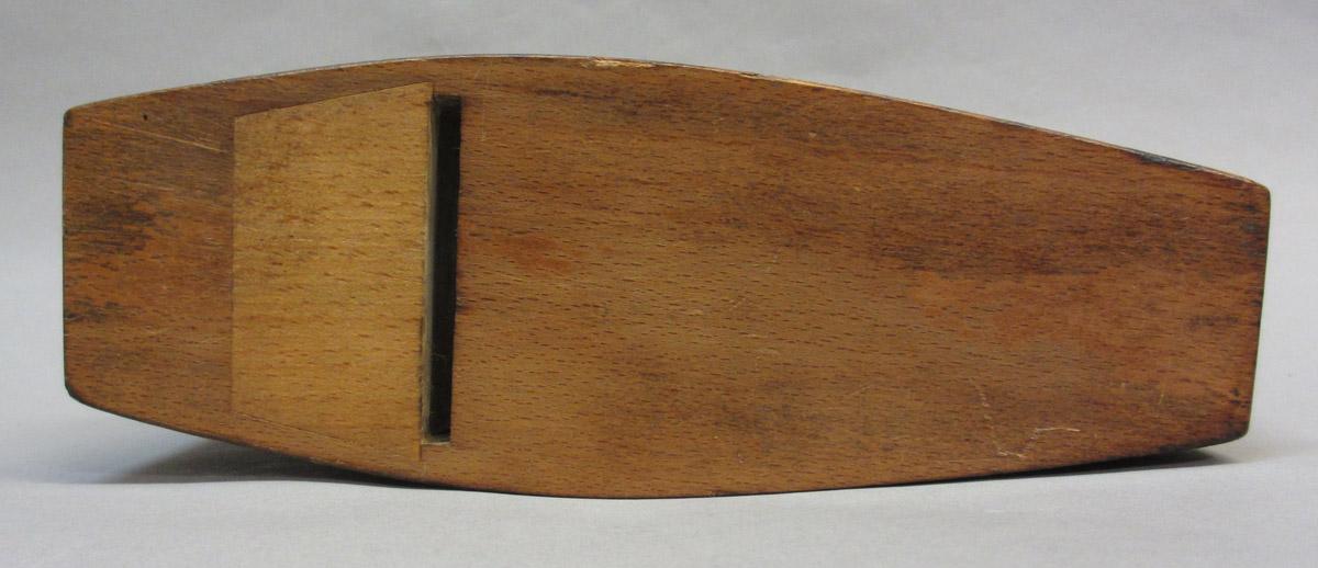 1995.0006.204 Smooth plane, bottom view