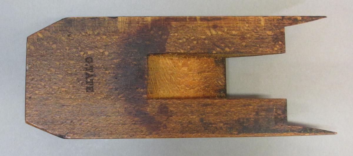 1995.0006.204 Smooth plane, wedge bottom view