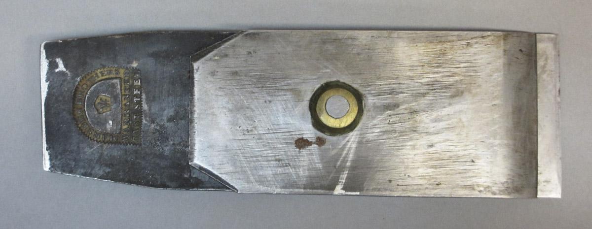 1995.0006.204 Smooth plane, iron top view