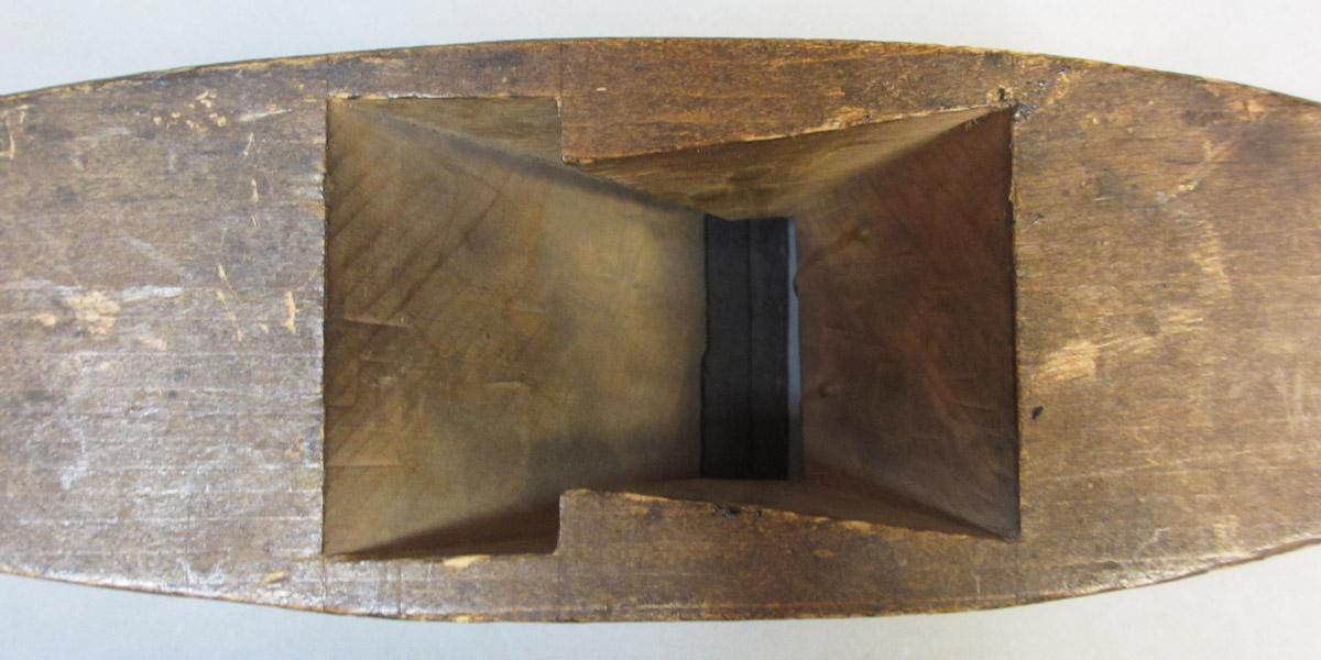1995.0006.206 Smooth plane, throat detail