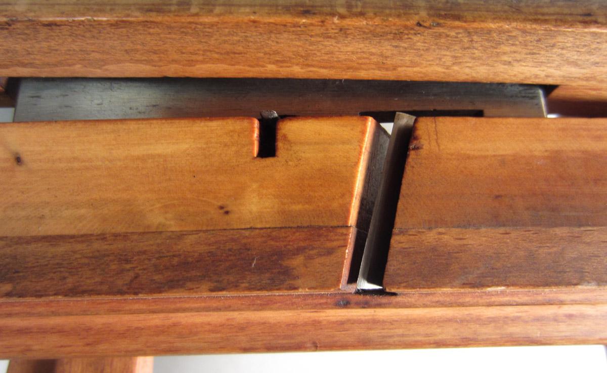 1995.0006.214 A-H Sash plane, Underside detail