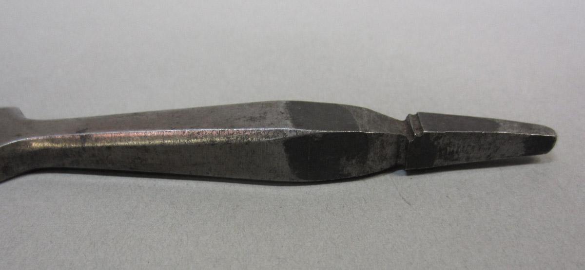 1995.0006.218 Forked screwdriver bit, tang detail