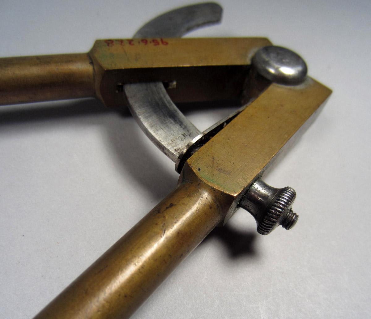 1995.0006.228 Wing caliper, Close