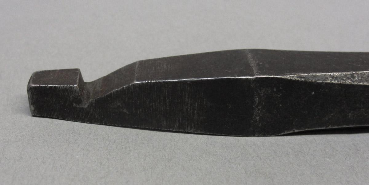 1995.0006.229 Turnscrew bit, tang notch detail