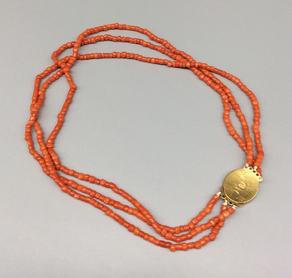 1958.0139 Necklace, view 2