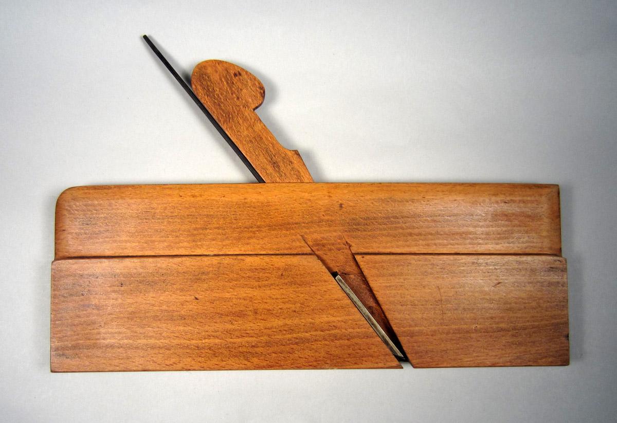 1995.0006.251 A-C Round plane, View 2