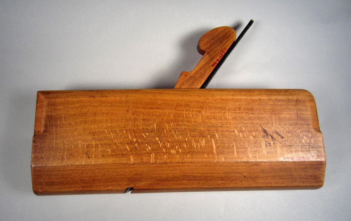1995.0006.255 A-C Round plane, Back
