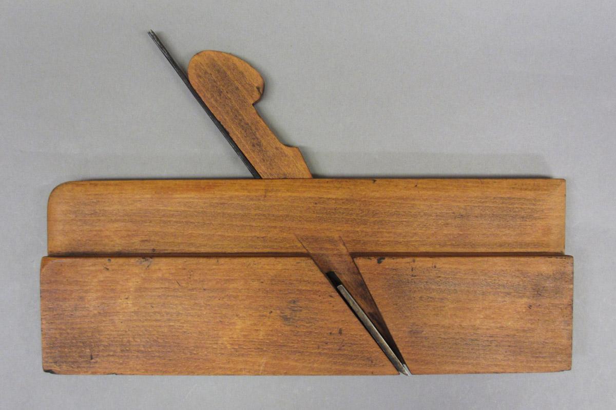 1995.0006.258 Hollow plane