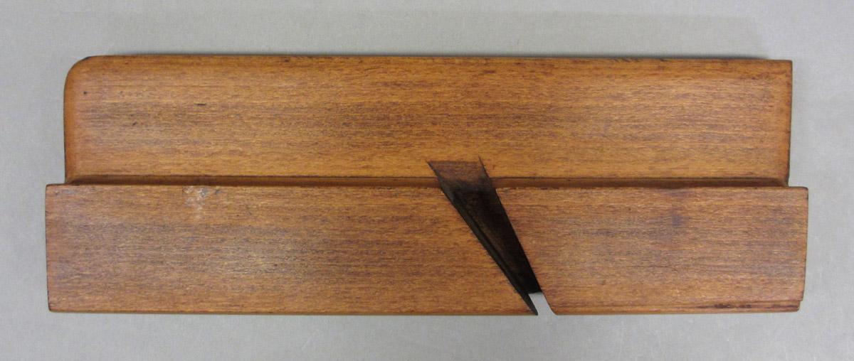 1995.0006.266 Round plane, stock side 1
