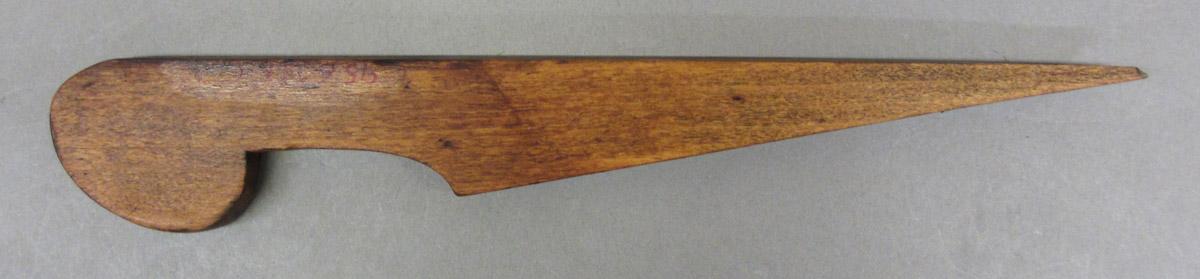 1995.0006.266 Round plane, wedge side 1