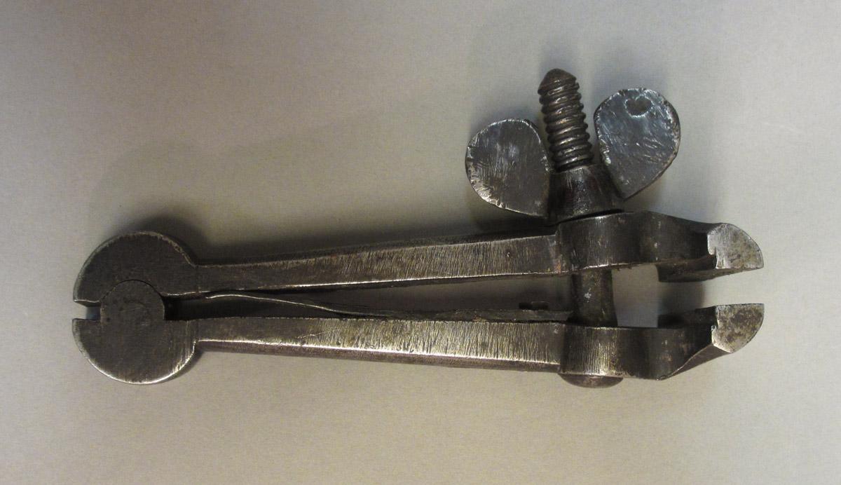 1995.0006.300 Hand vise, rear view