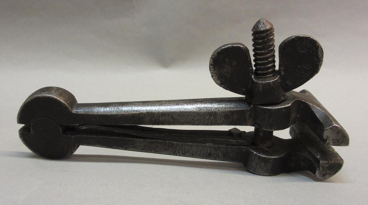 1995.0006.300 Hand vise, elevated view