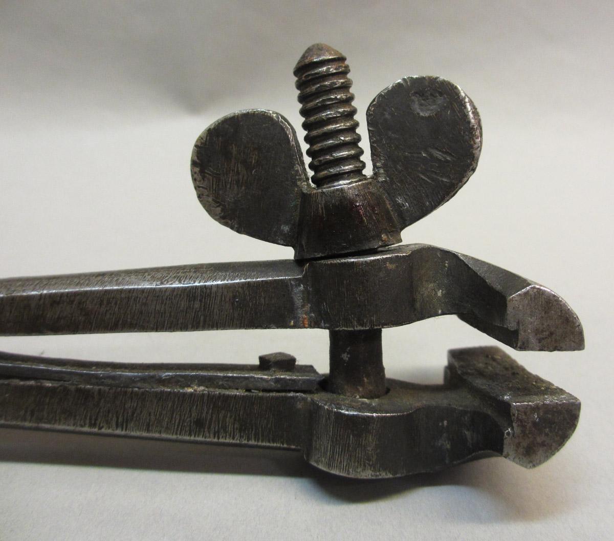 1995.0006.300 Hand vise, detail view