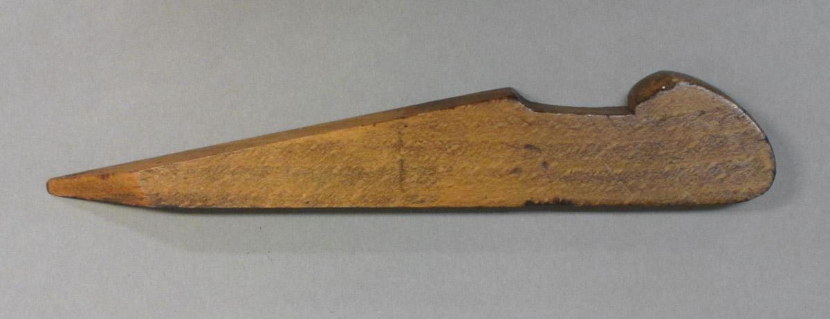 1995.0006.306 Molding plane wedge, rear view