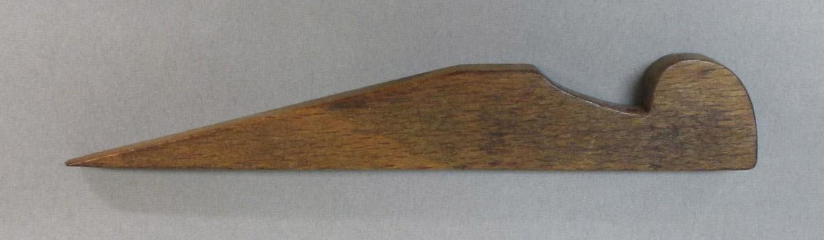 1995.0006.308 Molding plane wedge, rear view