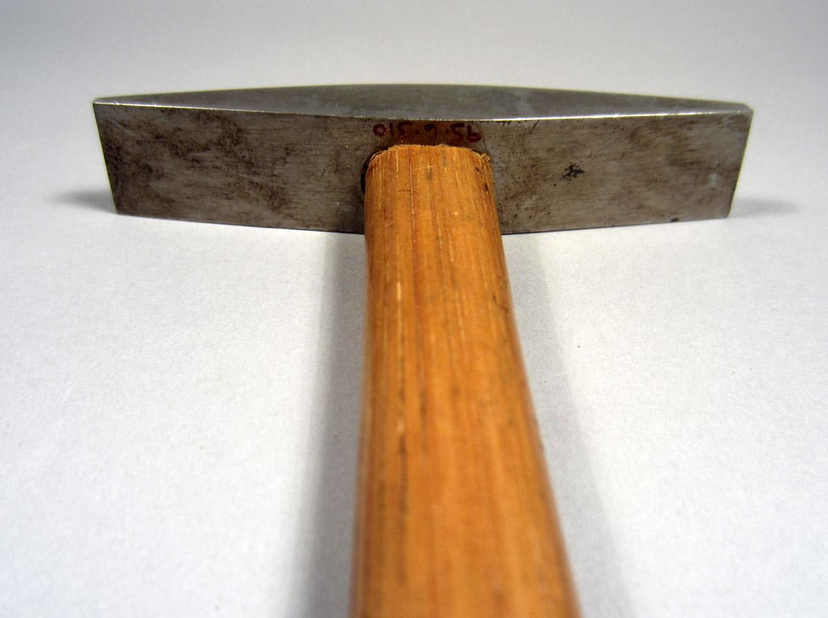 1995.0006.310 Saw-setting hammer, Head 2